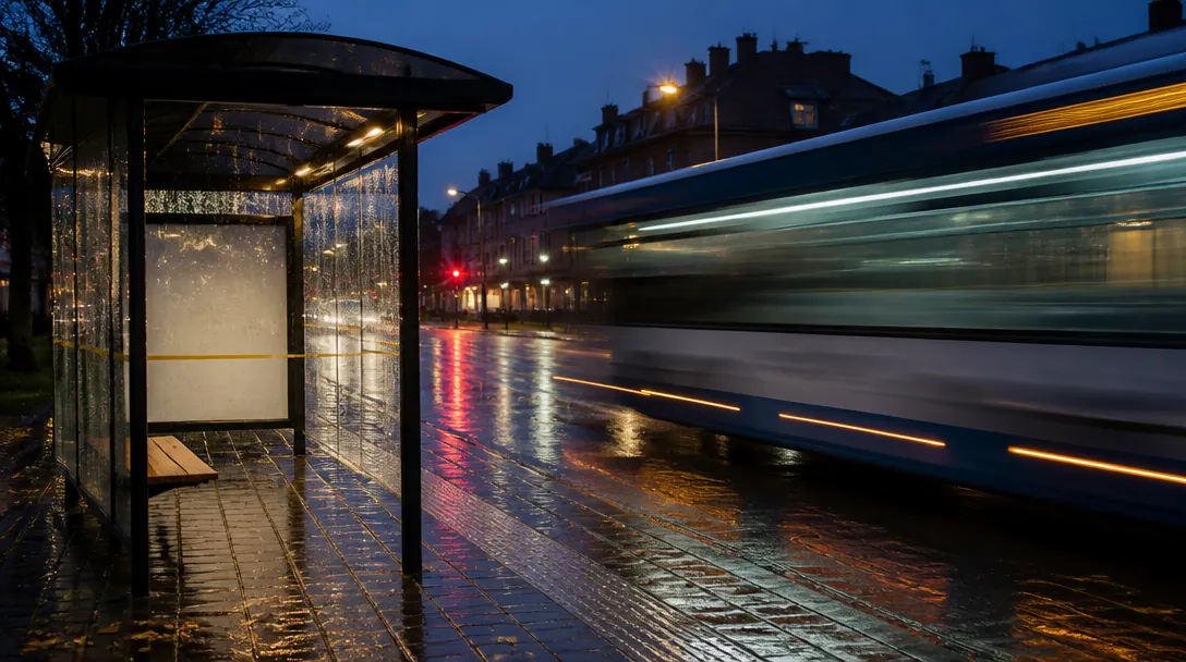 Busshållplats på regnig gata